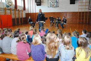 Šolarji so dan preživeli v policijski družbi, tudi pasji 10